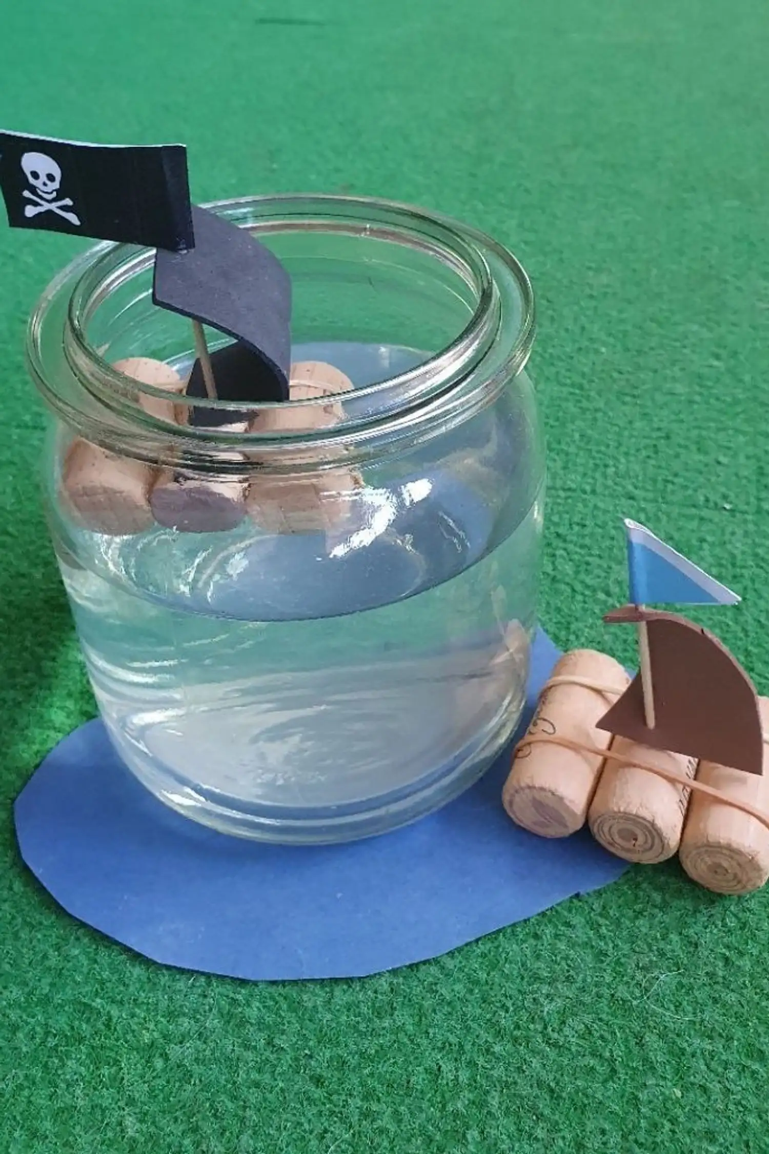 Kleine Schiffe aus Korken- ohne Anmeldung