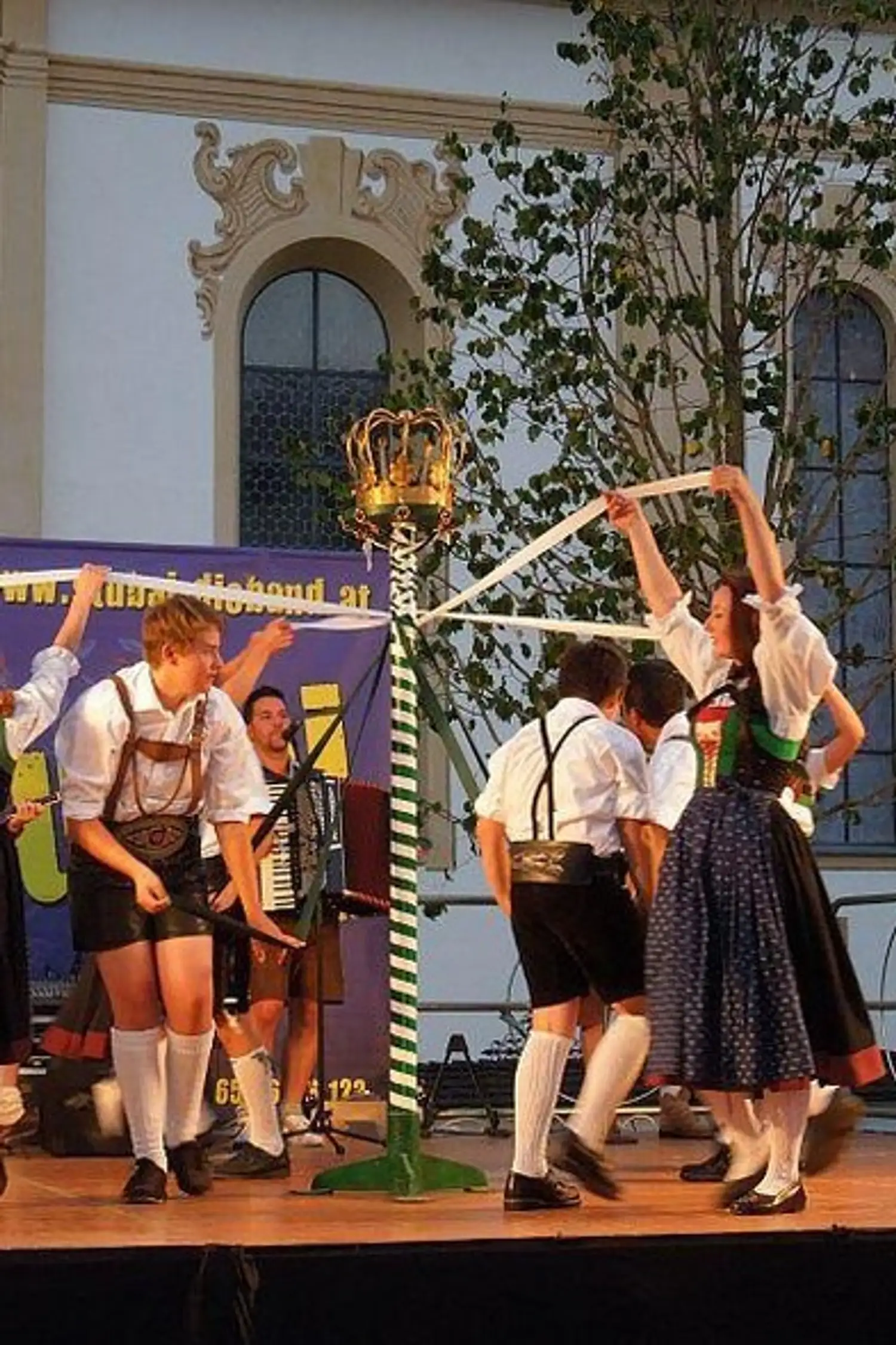 Playing music and dancing - Tyrolean folklore evening