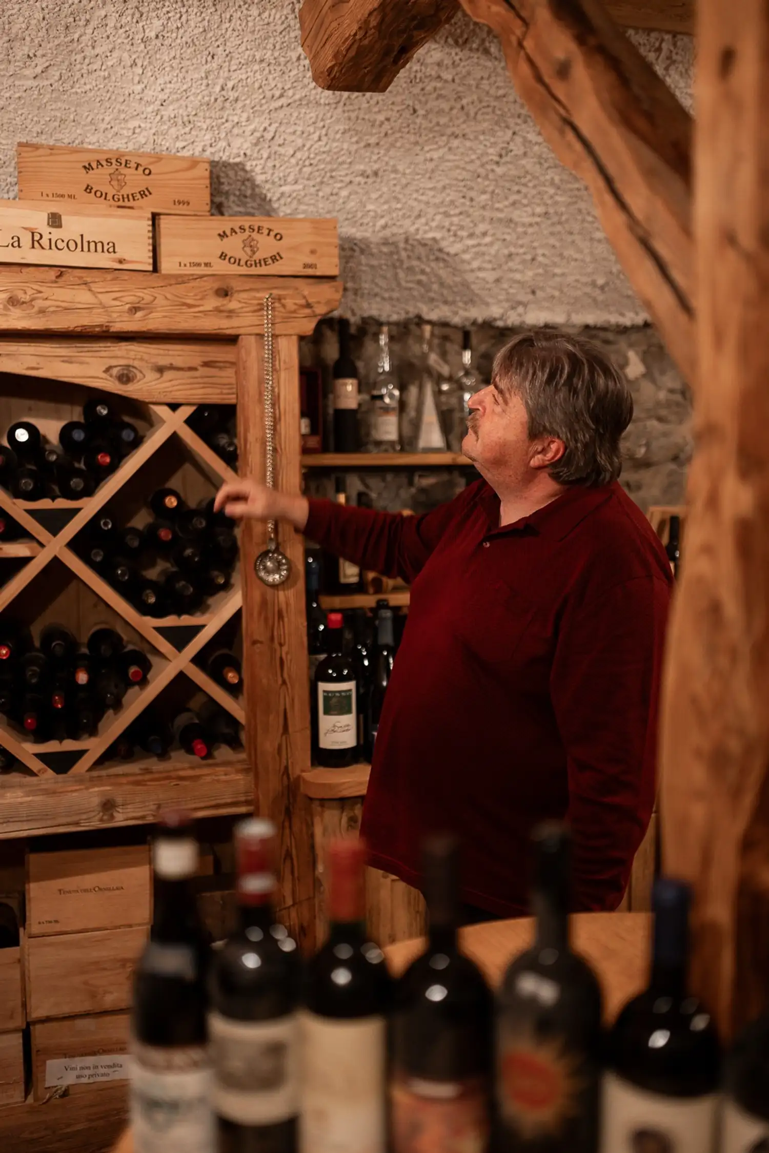 Degustazione di vino rosso con lo chef Karl Heinz nella cantina tradizionale
