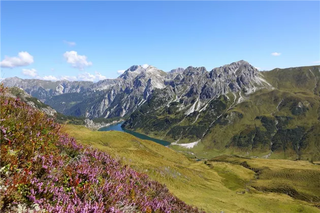 BERG-GESUND Mountain Hike with a View of Lake Tappenkar