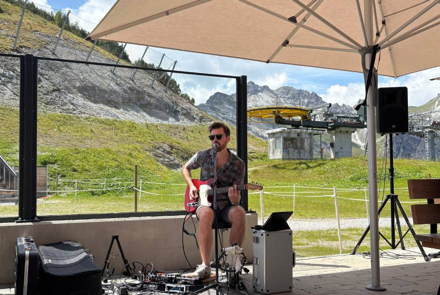 Morning pint on the Kreuzjoch with live music
