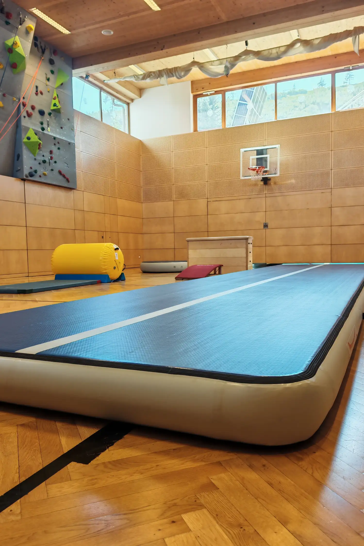 "MOVEMENT SPACE" - "TRY IT OUT & DISCOVER" - Airtracks, slackline, balance boards, bouldering wall... with Danica 