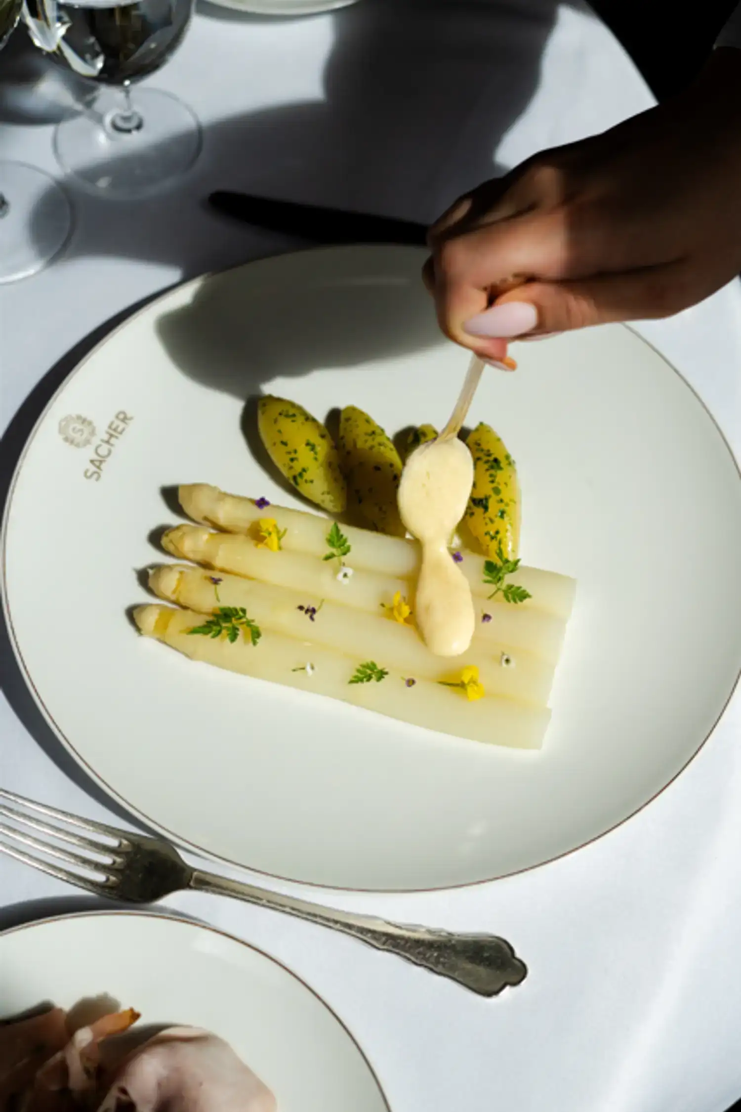 Spargelzeit im Restaurant Rote Bar: Ein saisonaler Klassiker