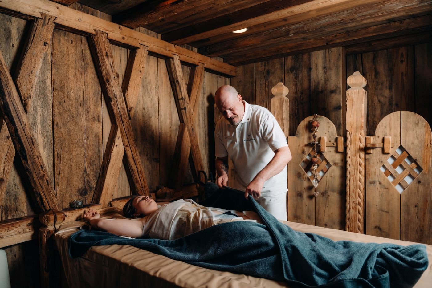 Back massage with a fango wrap