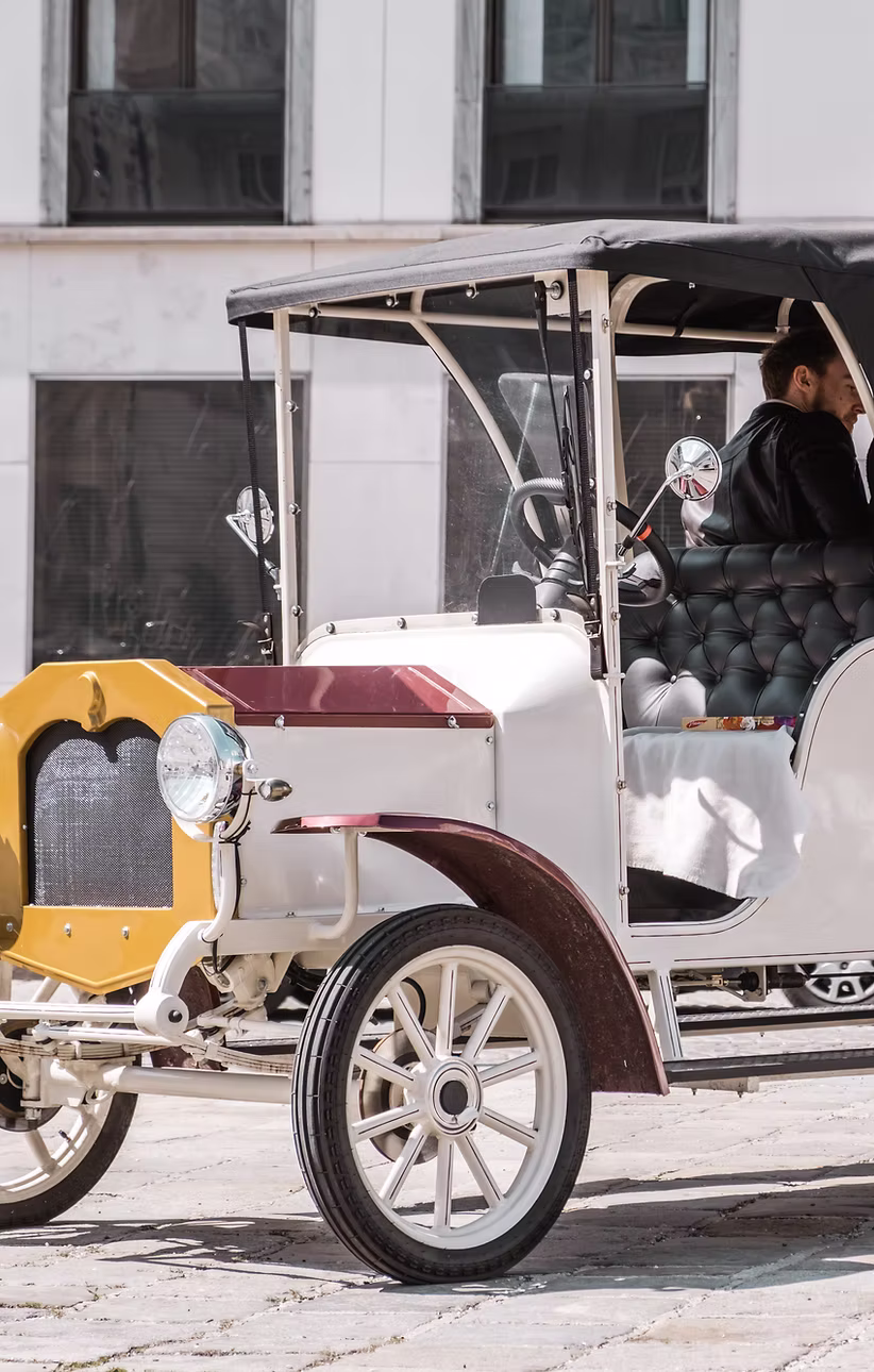 Discover Vienna in an electric classic car