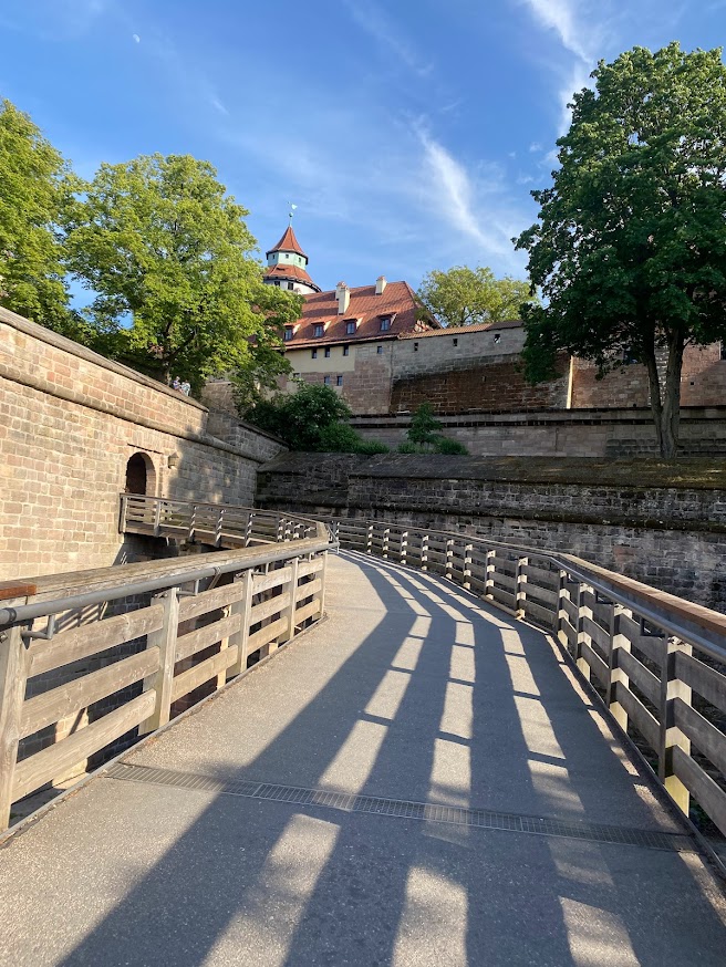 Watch out! Scouts and spies at the castle
