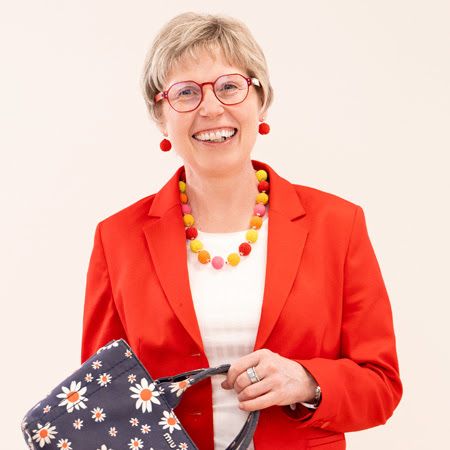 Resi's cabaret - Cheerful with handbag & hat