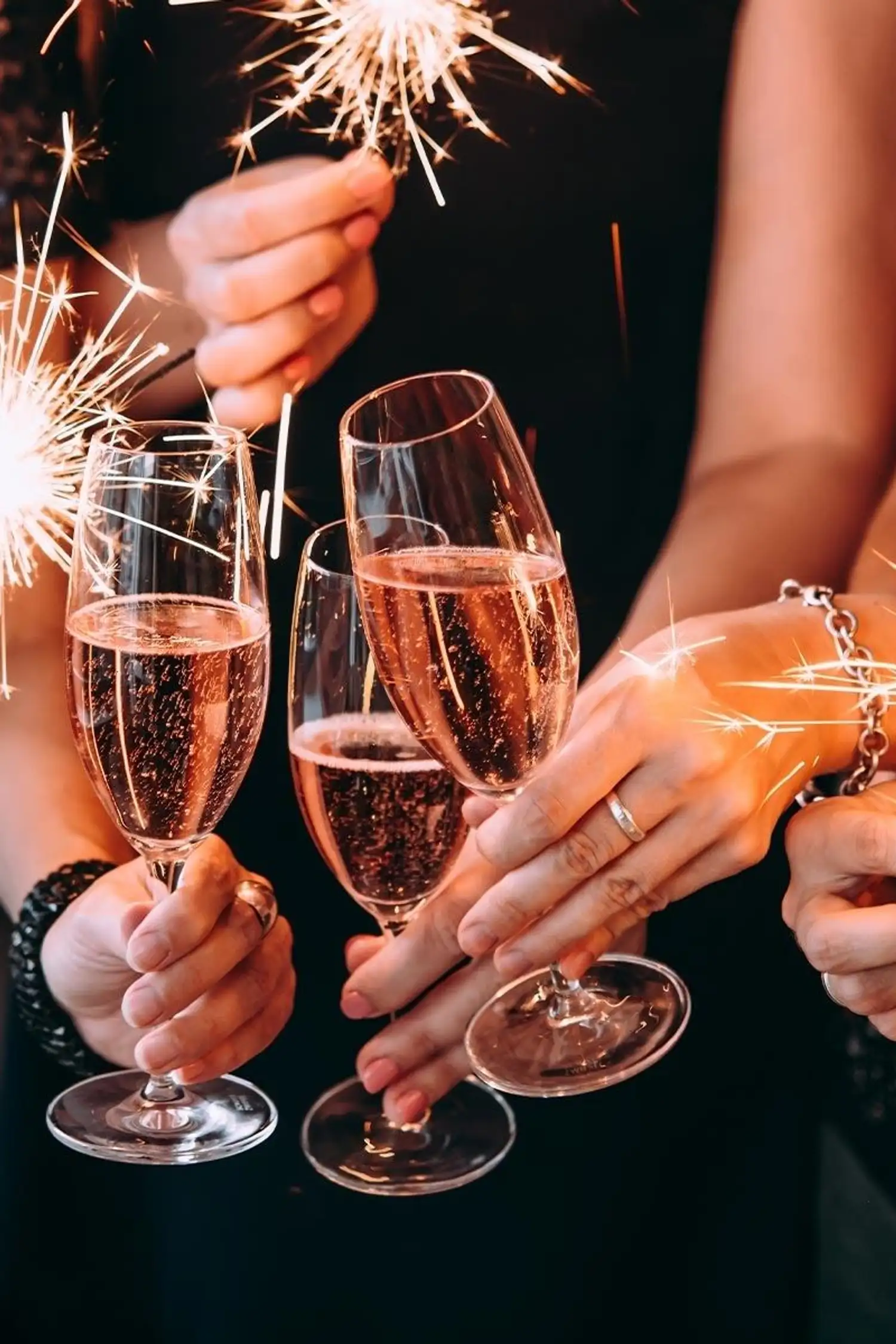 Thursday 28.05. Gala aperitif with live entertainment by Lee on the Piazza