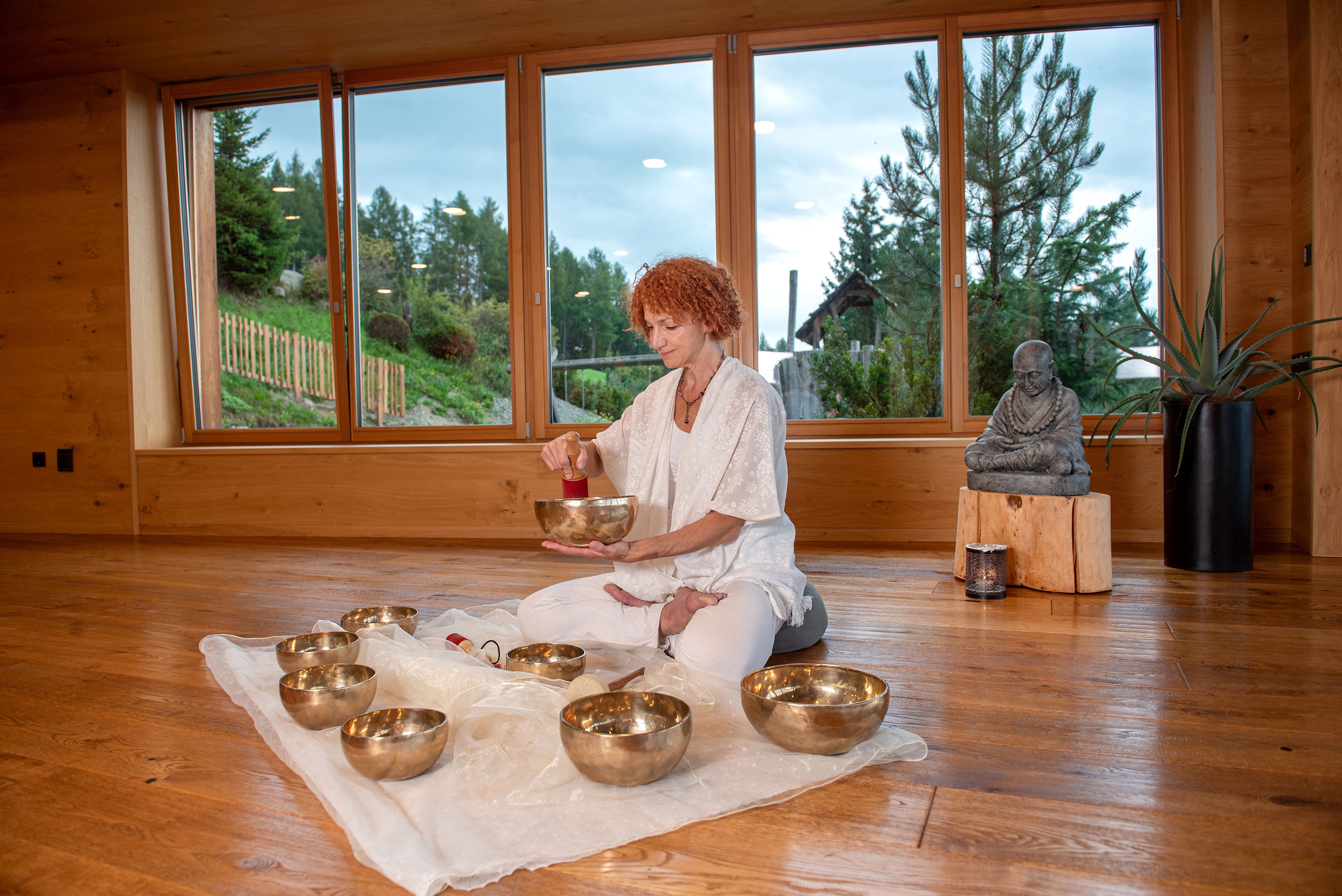 Singing bowl meditation with Debora  (ID142) 