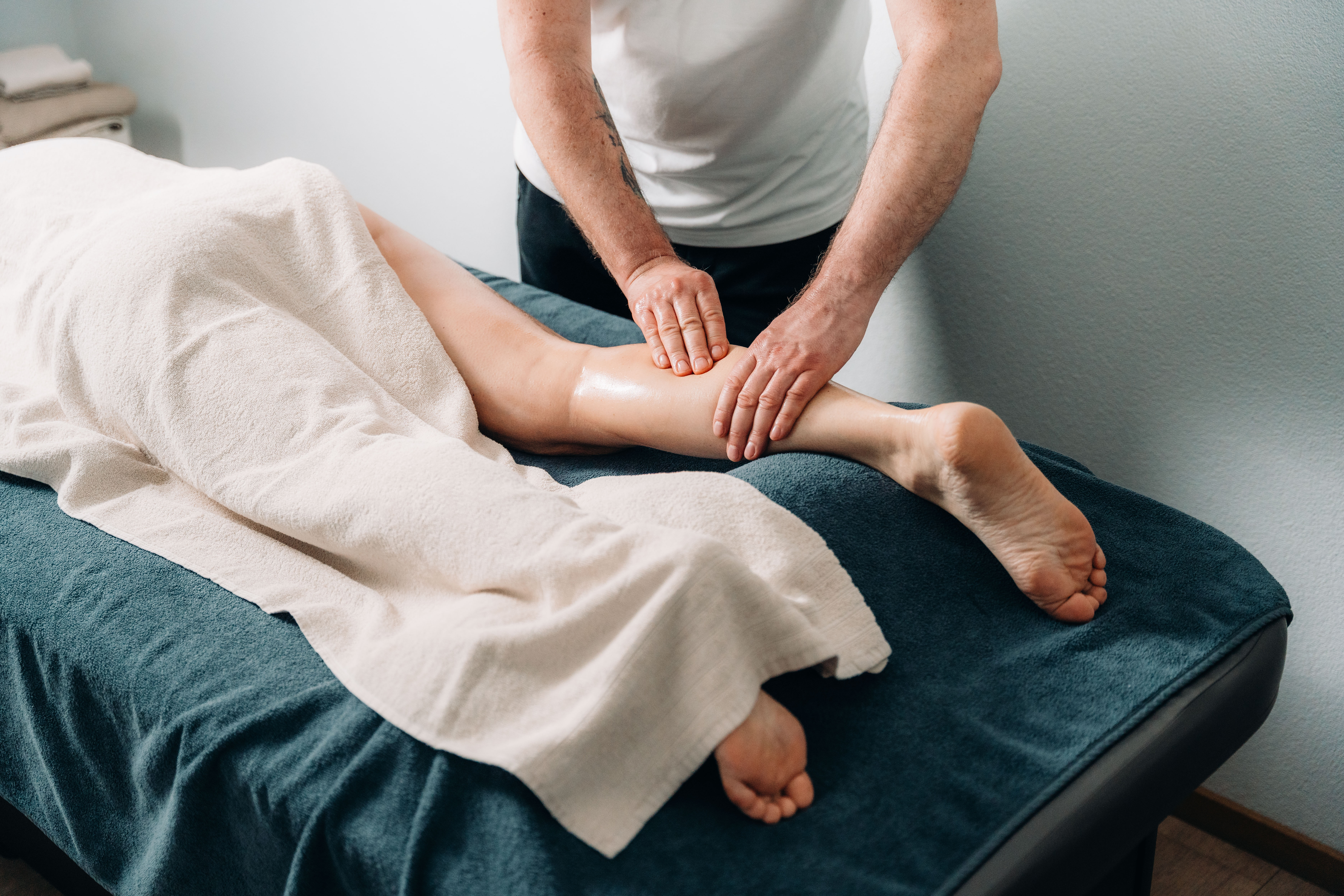 Combined Massage (Back and Feet)