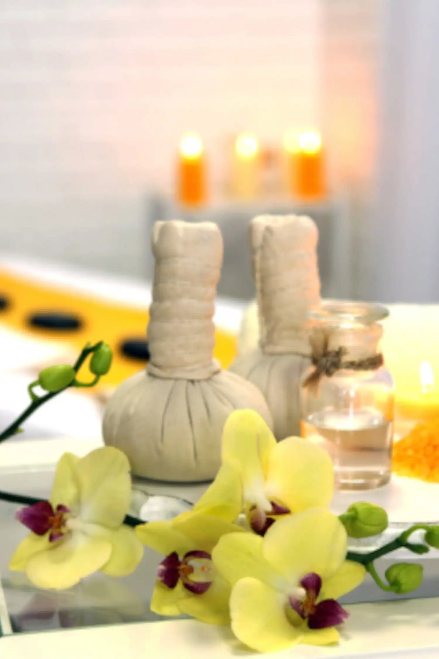 Massage aux compresses aux herbes