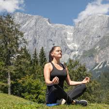 Mit Yoga entspannt in den Abend