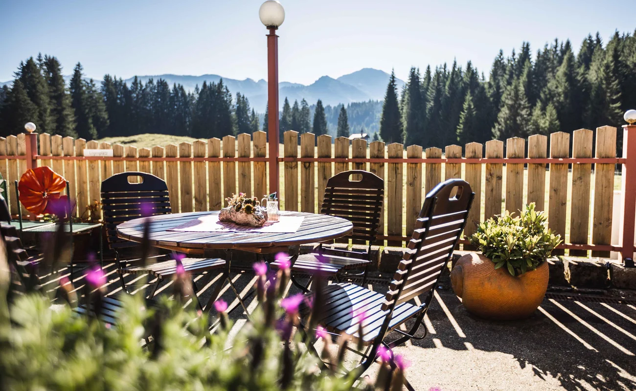 Alpine enjoyment and heavenly greetings - at the foot of the Ifens through the Wäldele