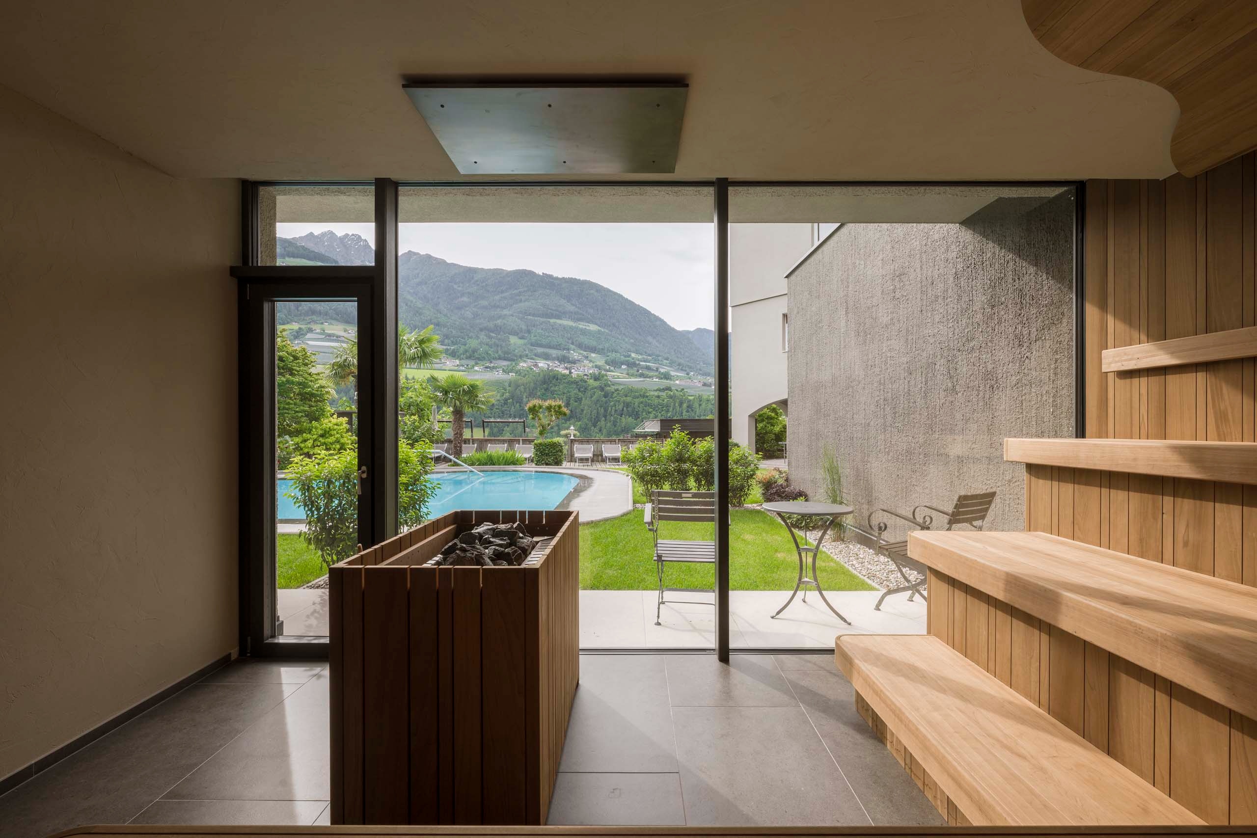 Aroma-Aufguss in der Panorama-Sauna