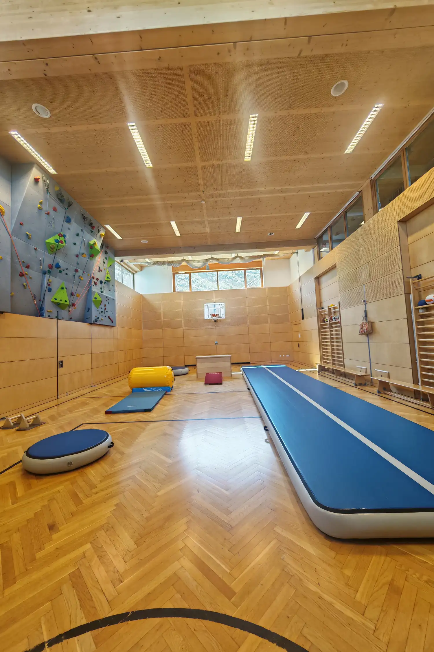 "MOVEMENT SPACE" - "WORKSHOP: Roll, Wheel, Handstand, Screw, Flickflack, Somersault?" with Danica *