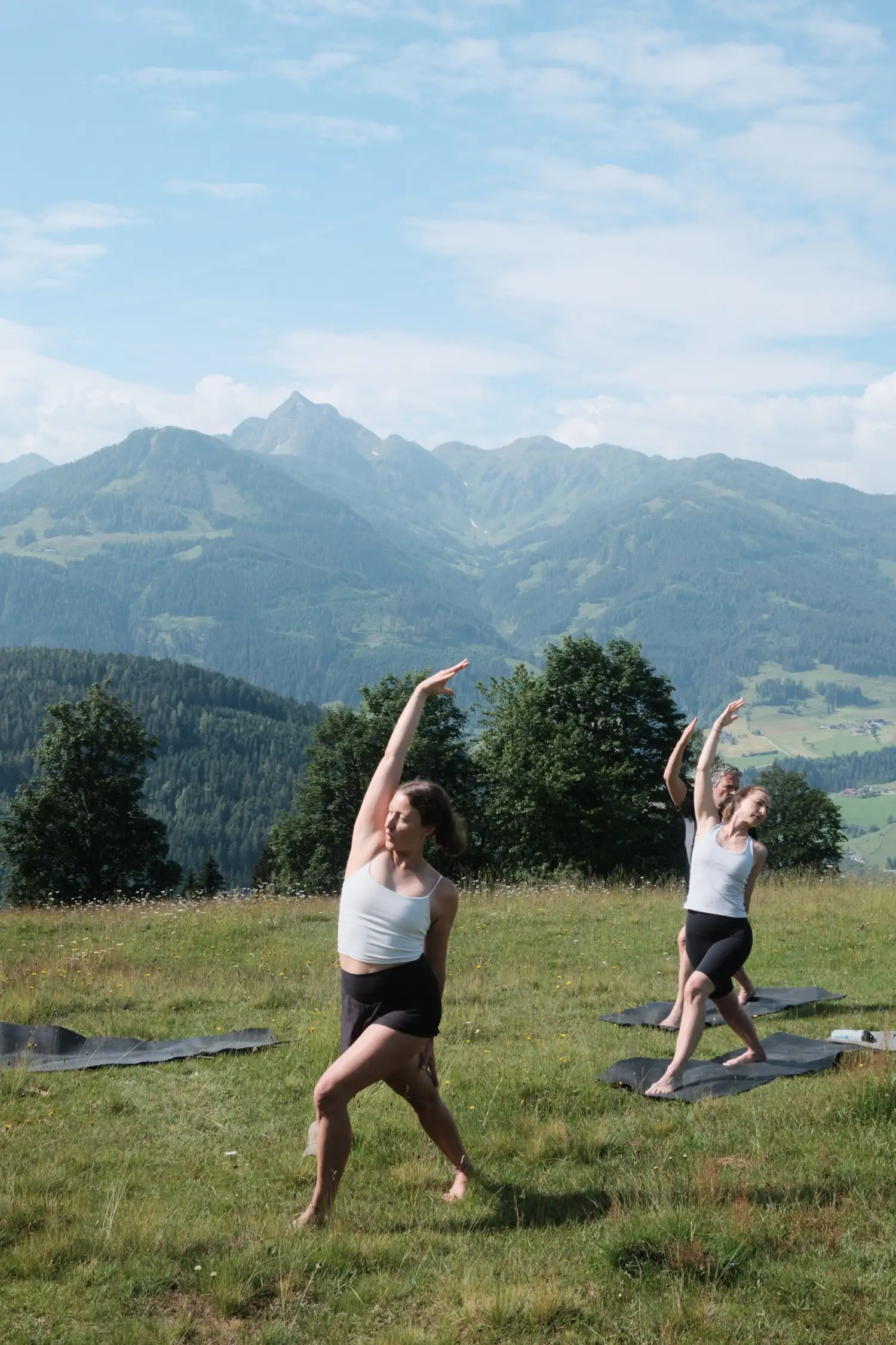 Morgen Yoga am Berg mit sanfter Wanderung