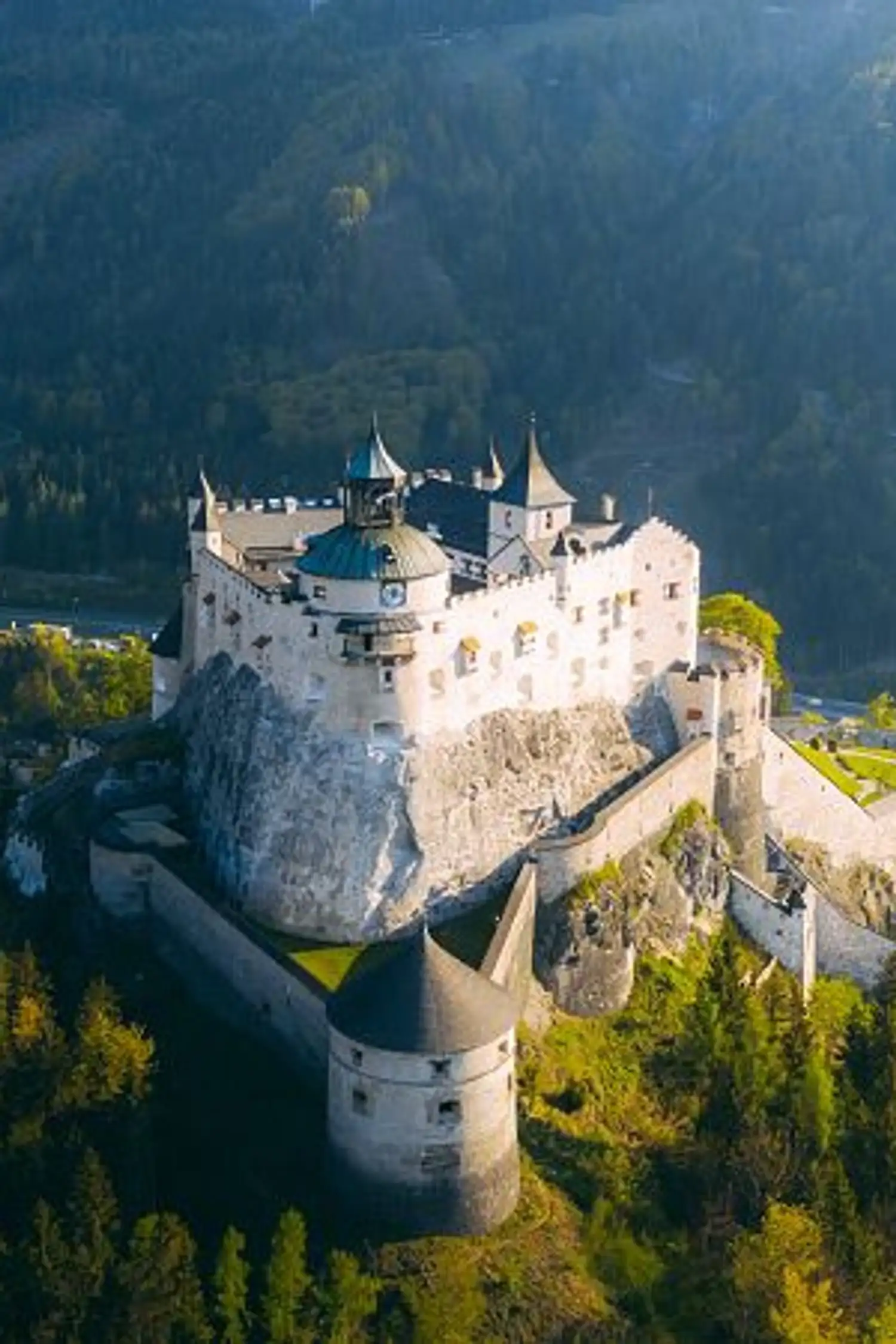 Burg Hohenwerfen - Falknerei Sonderprogramm mit Hof- und Jagdmusik