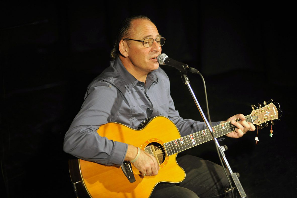 RONNY KUBERA | Folk singer & guitarist