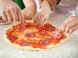 Pizza backen mit Küchenchef Patrick & Kinderbetreuung Silvia