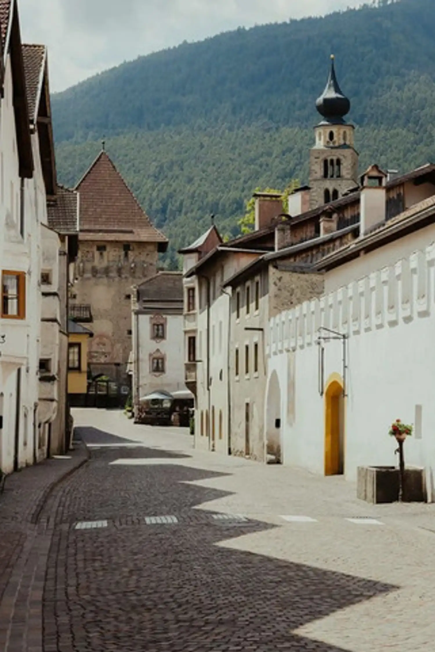 Guided tour through the medieval town of Glorenza/Glurns