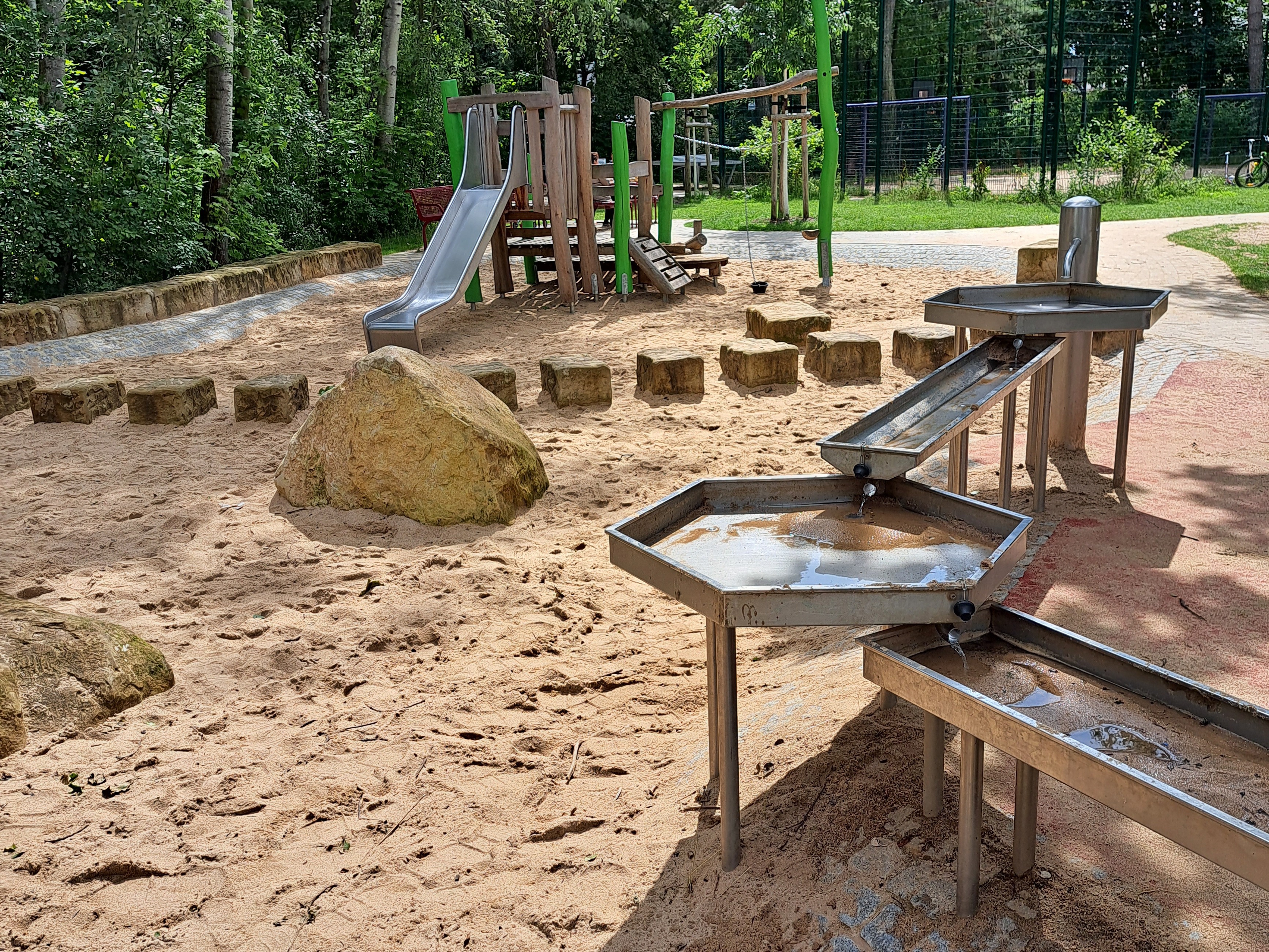 Spielspaß und Abenteuer auf dem Spielplatz Komotauer Straße in Erlangen!