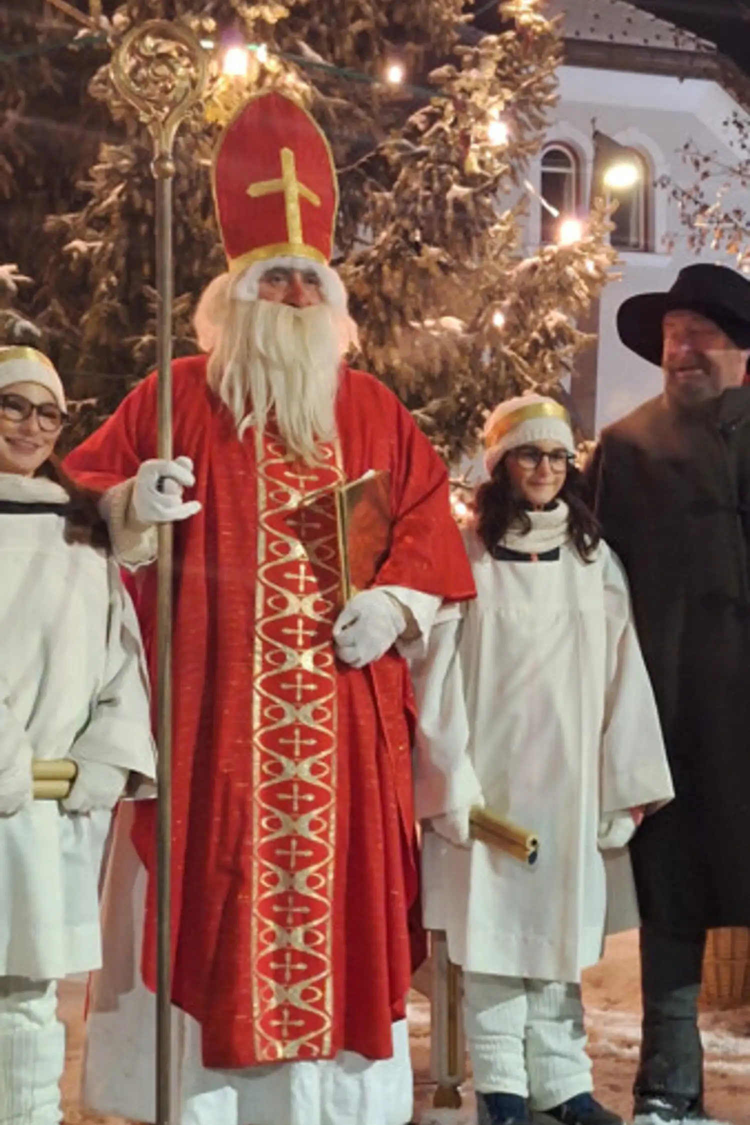 5. und 6. Dezember: Nikolausbesuch und Krampus Show.