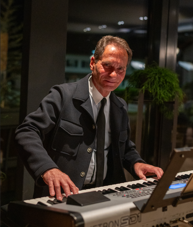 Live music with Robert Kucharski