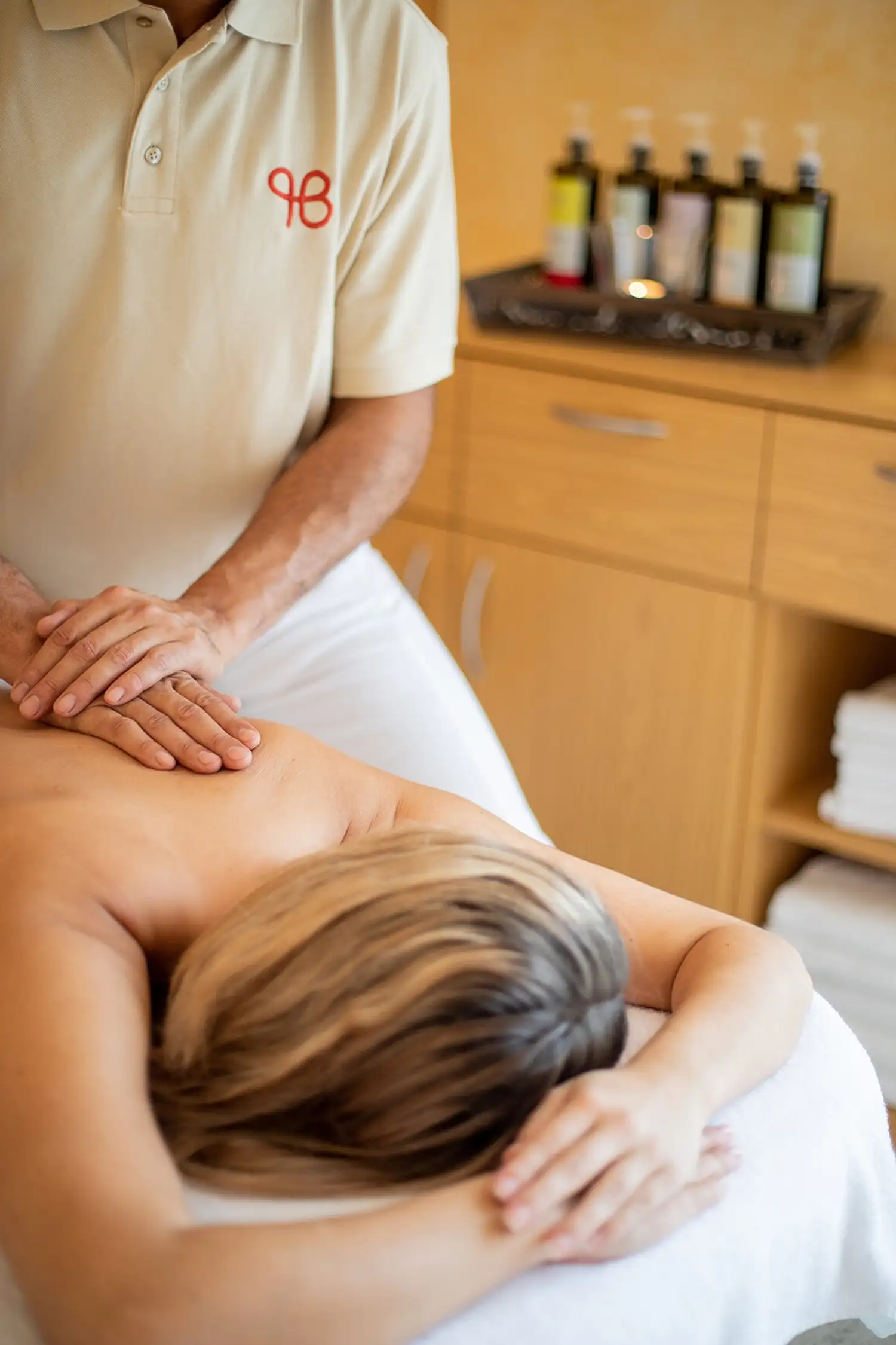 Harmonische Rückenmassage mit wertvollen Aromaölen