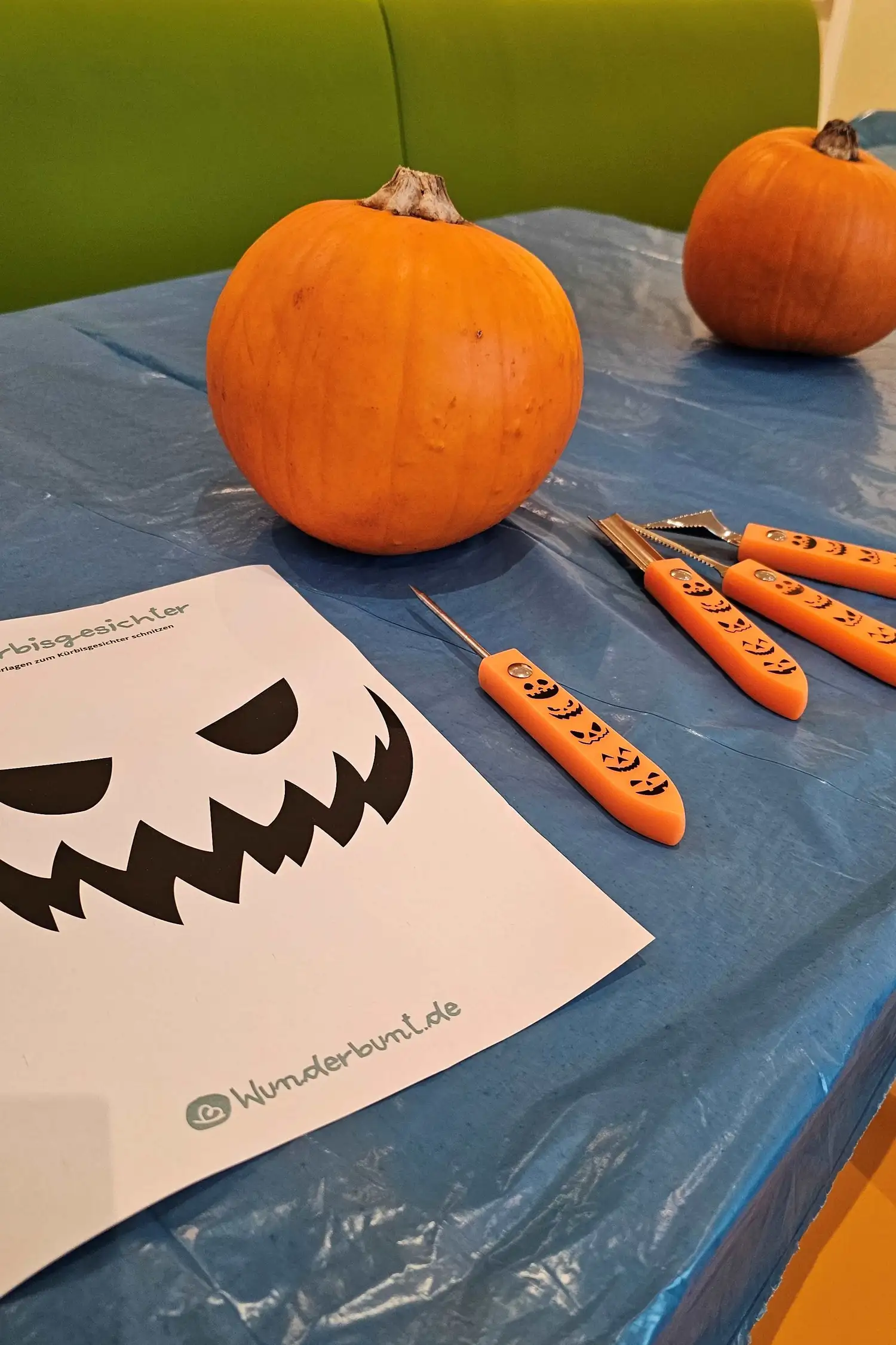Halloween Kürbisse schnitzen
