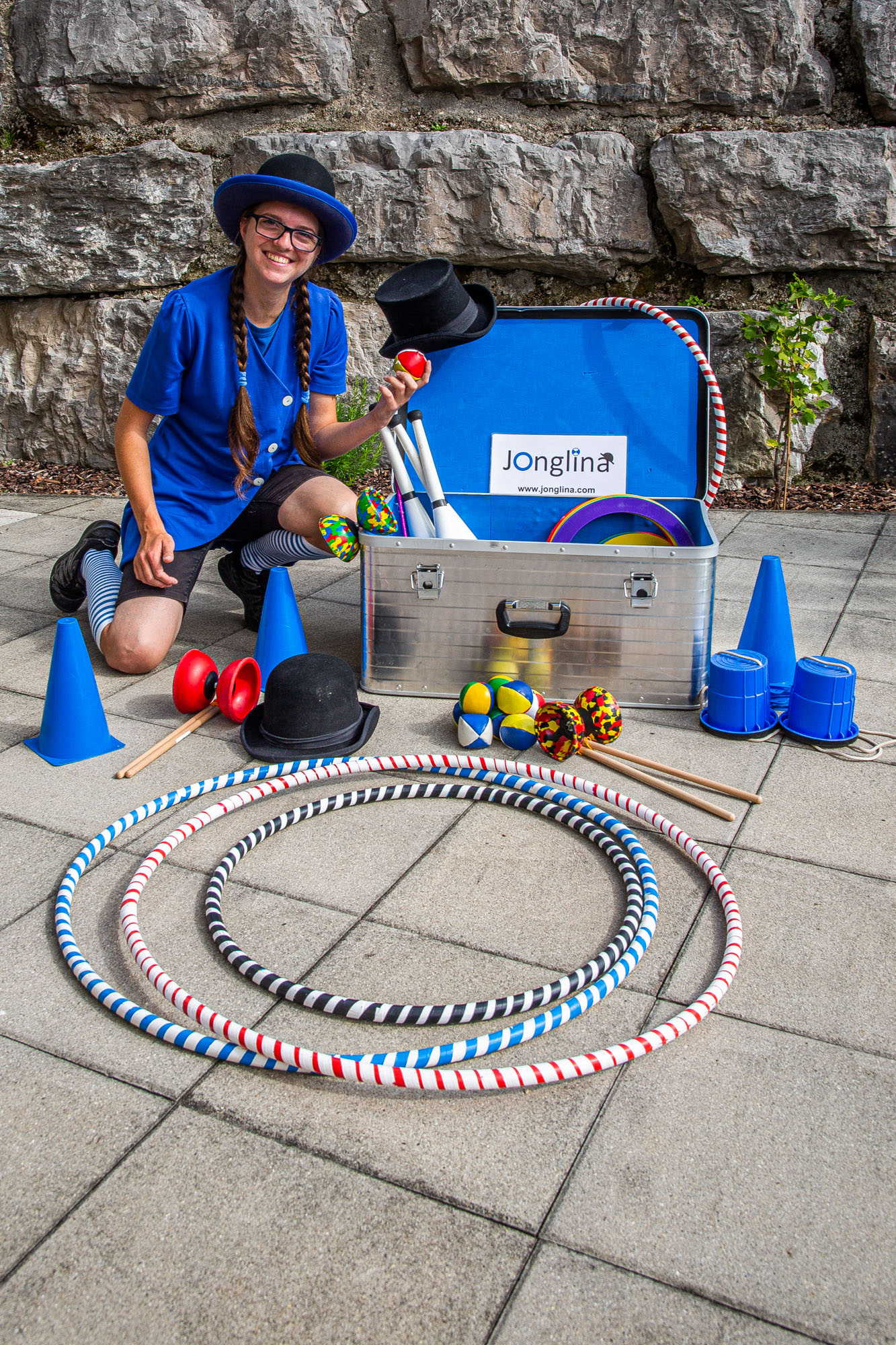 Join in the circus with Jonglina