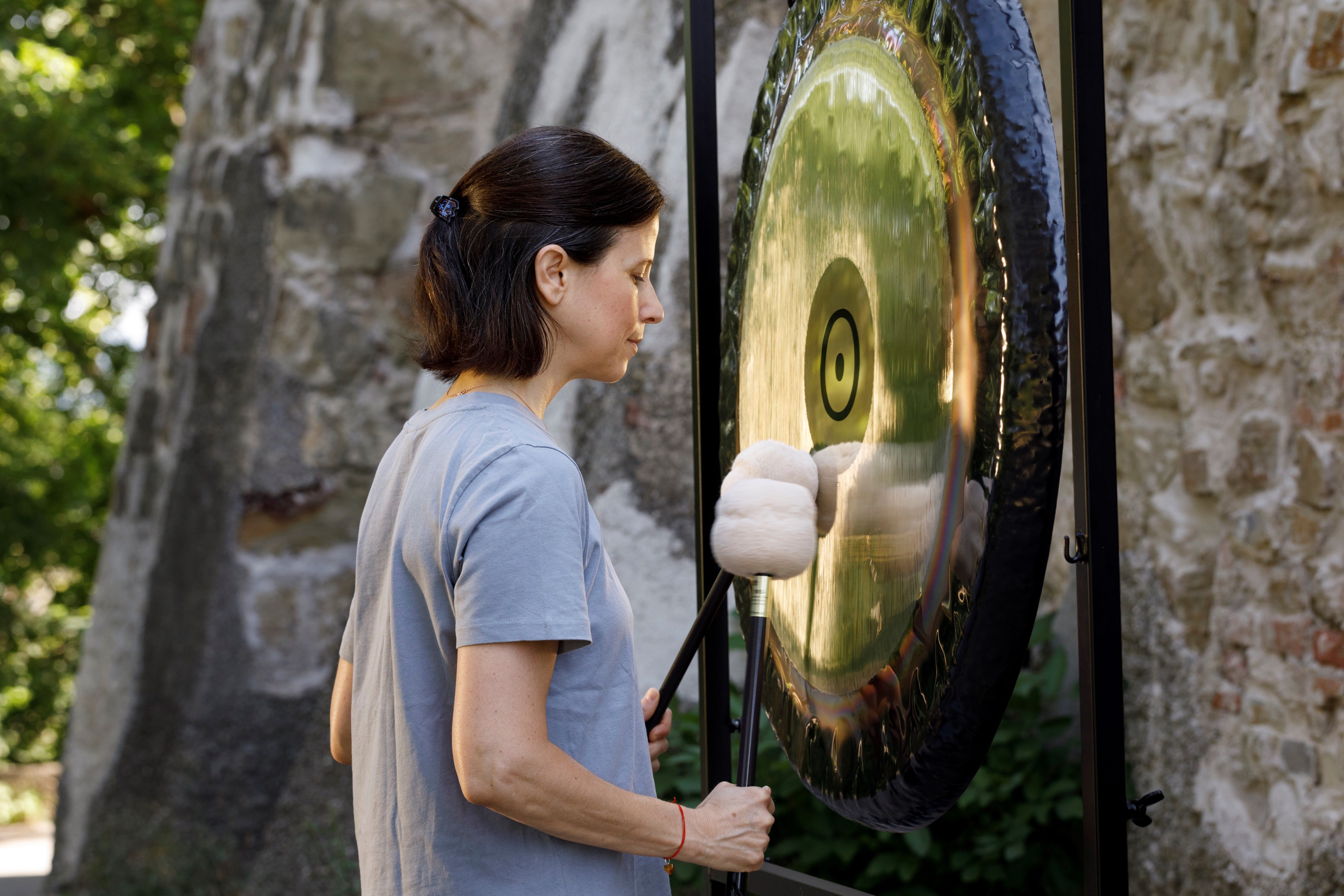 "Gong-Bad" - Die entspannenden und regenerierenden Schwingungen und Frequenzen des Gongs bringen Körper, Geist und Seele in Einklang" mit Iva Rohlik *