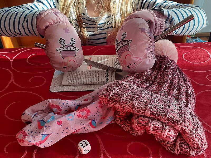 KUNOS KIDS CLUB - The chocolate game - roll the dice, get dressed, unwrap!