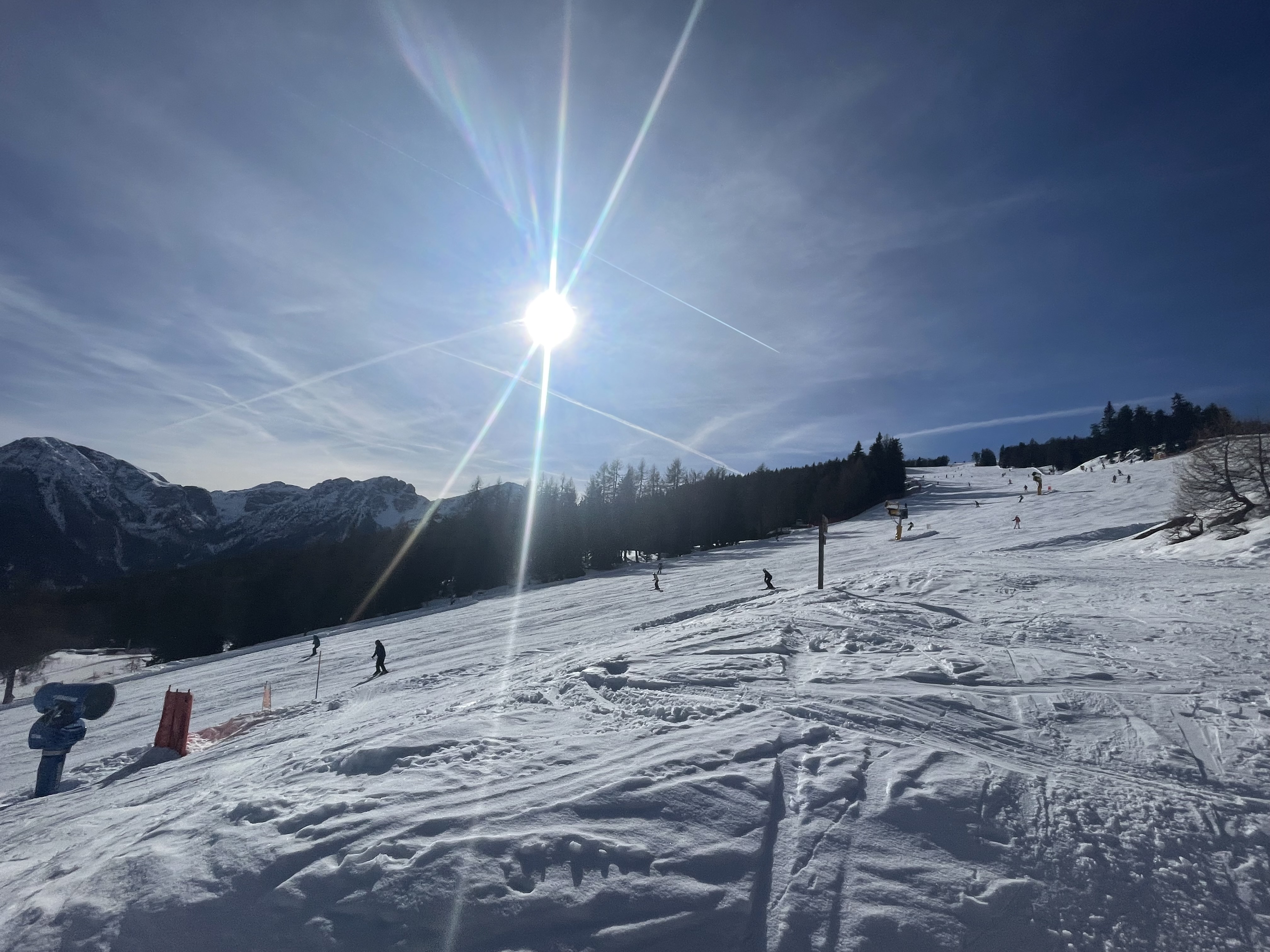 * Easy winter excursion and hut party at the Chalet Hubertus 