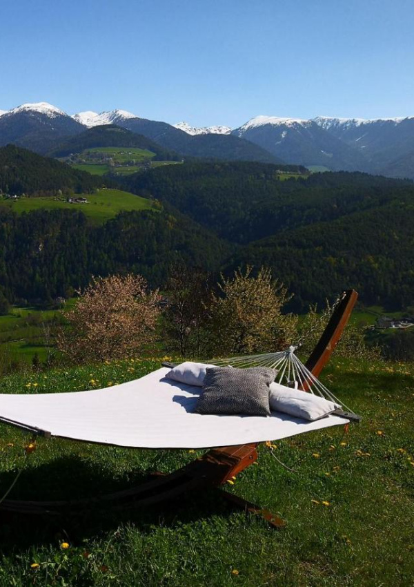 Außenbereich mit Sonnenterrasse, Liegewiese und  Kinderspielplatz
