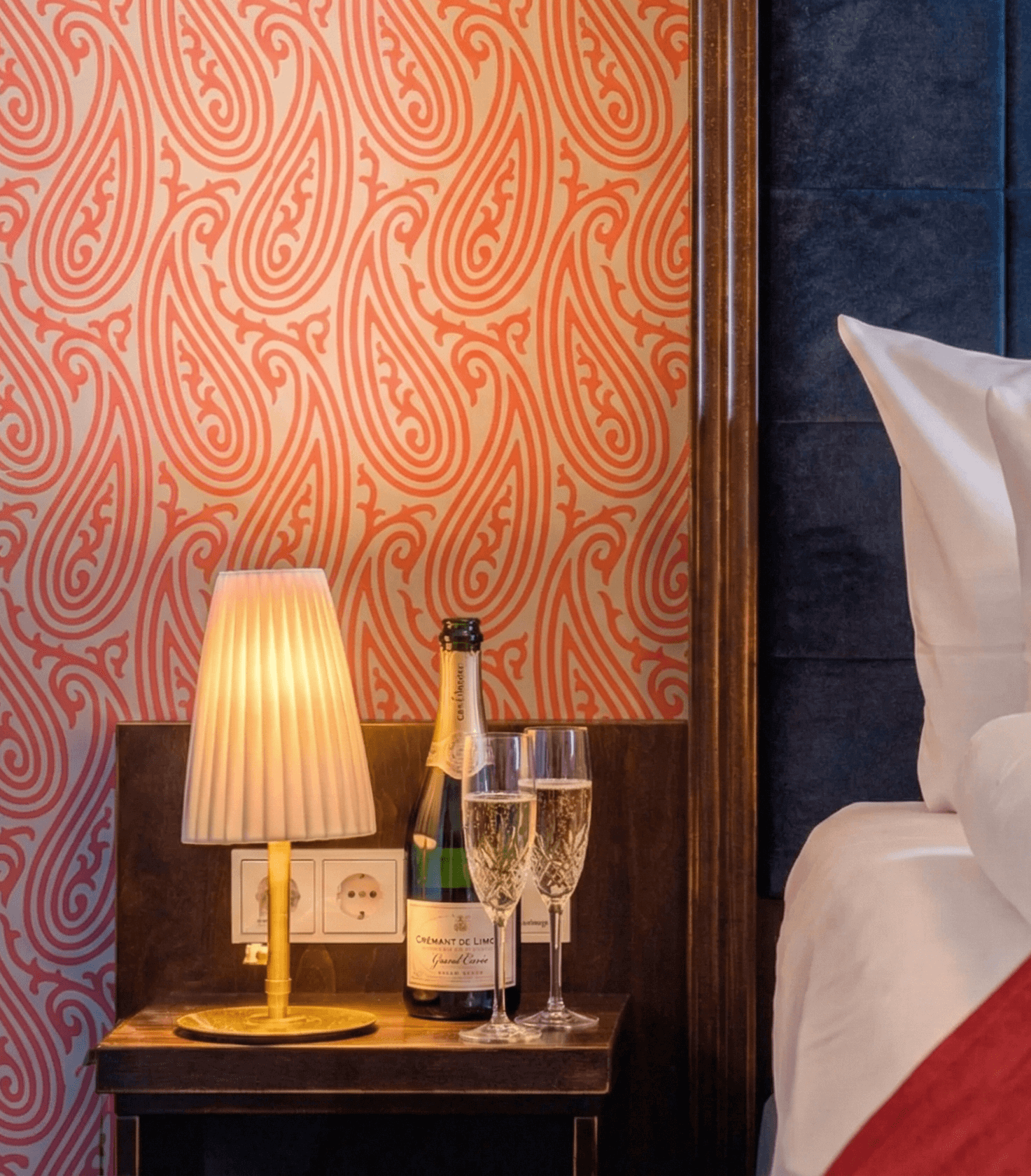 Prickelnder Genuss: Bestelle  dir Crémant oder Haussekt ins Zimmer
