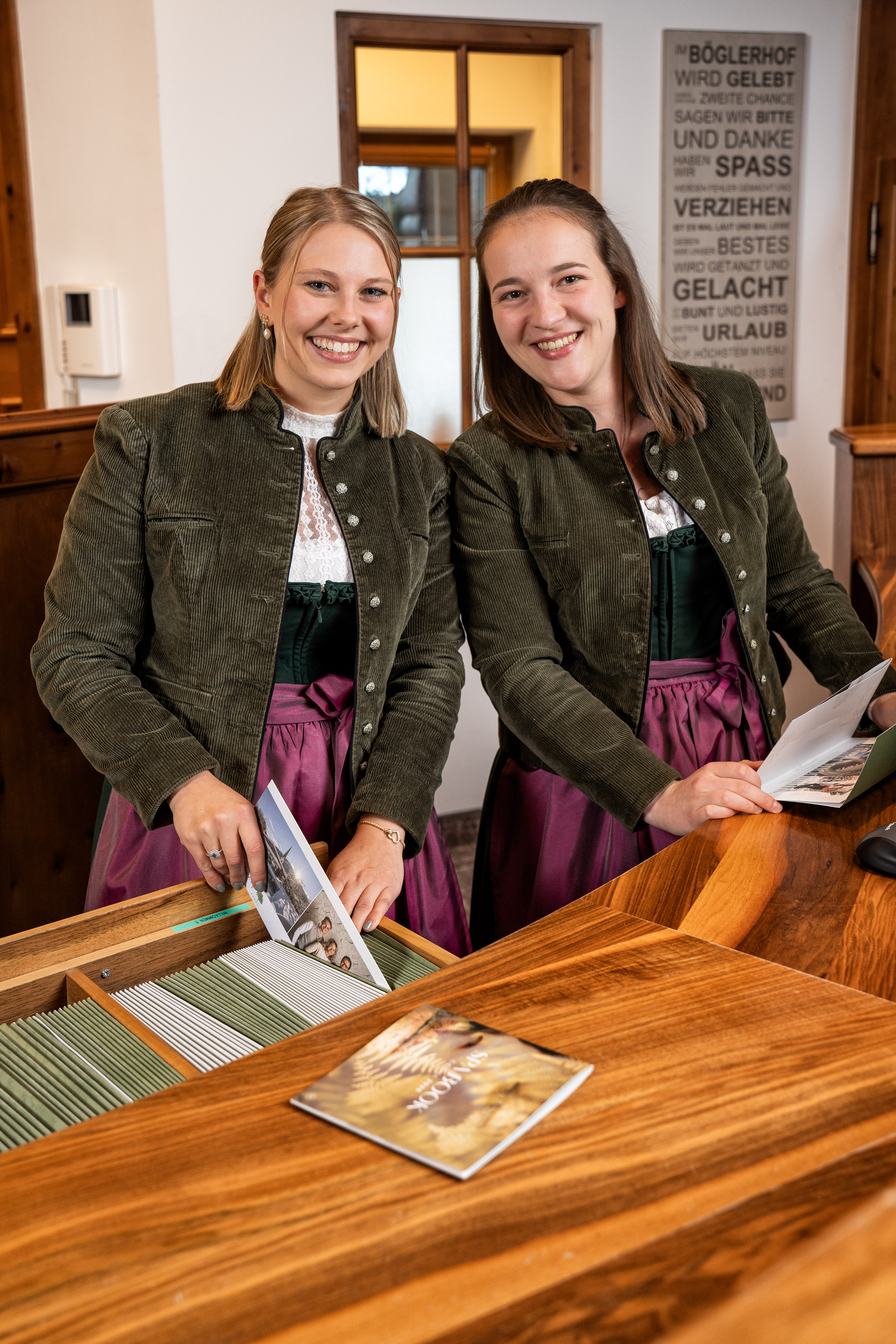 Guided tour of the house - with our reception ladies we go once through the Böglerhof