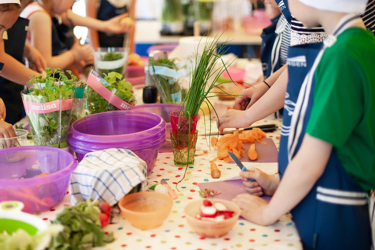 Children cook/bake in the Happy Club & eat together 👩‍🍳👨‍🍳