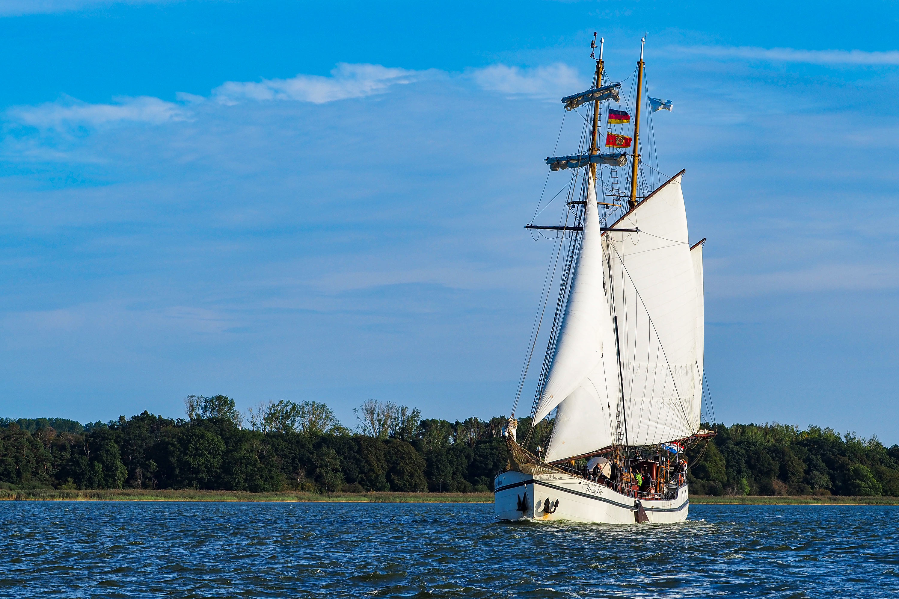 Kulinarische Segeltour mit der Weissen Düne – Genuss trifft Stil auf dem Achterwasser