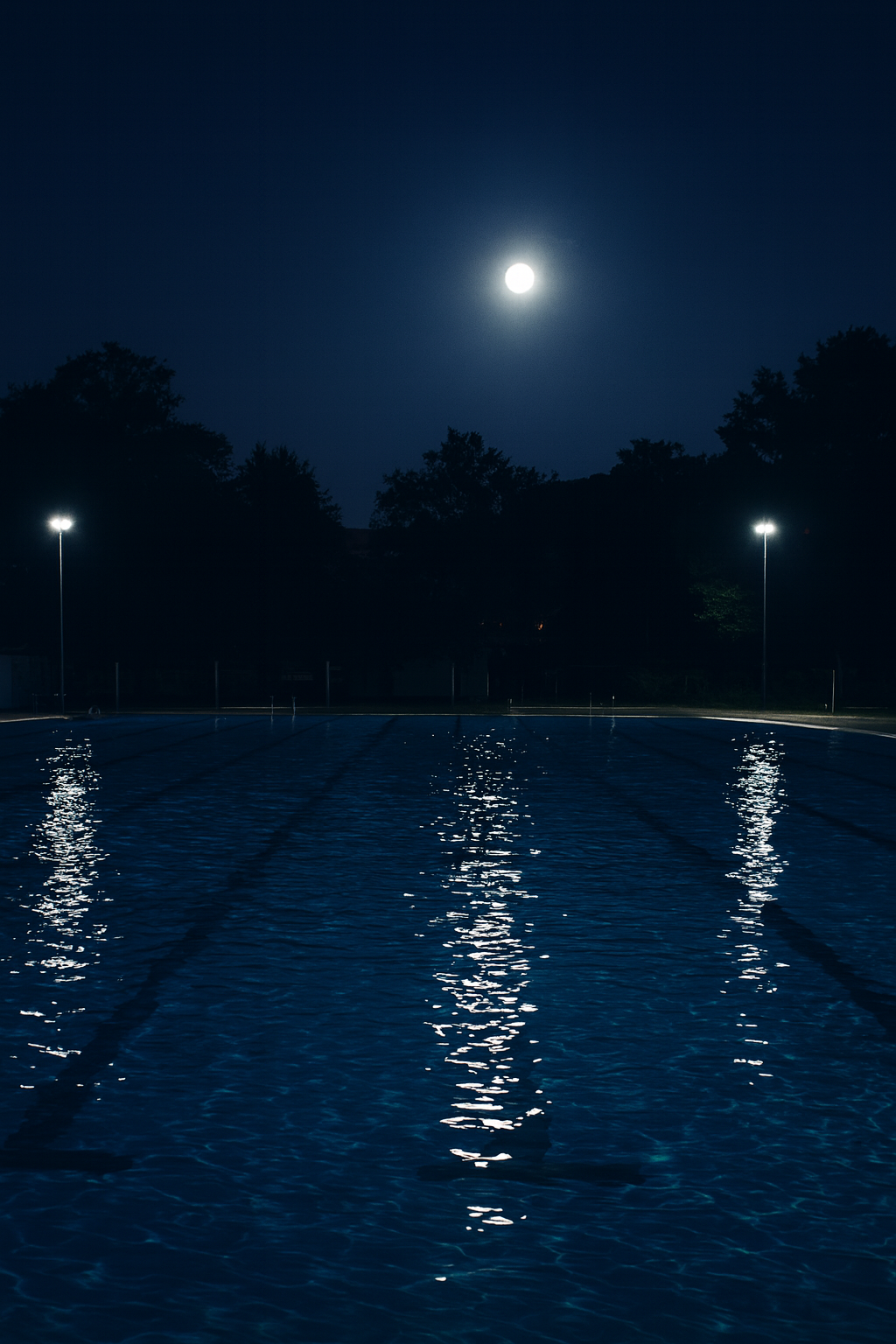 Nachtbaden im Stadtbad Radeberg im Scheinwerferlicht