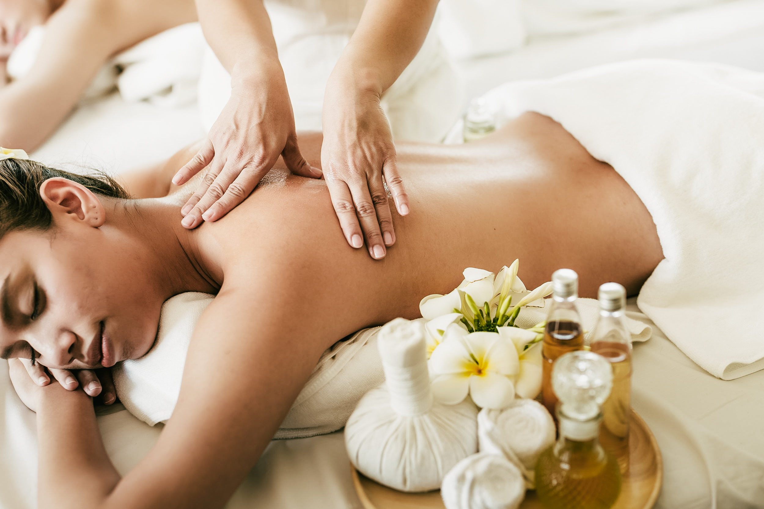 Full body massage with herbal stamps