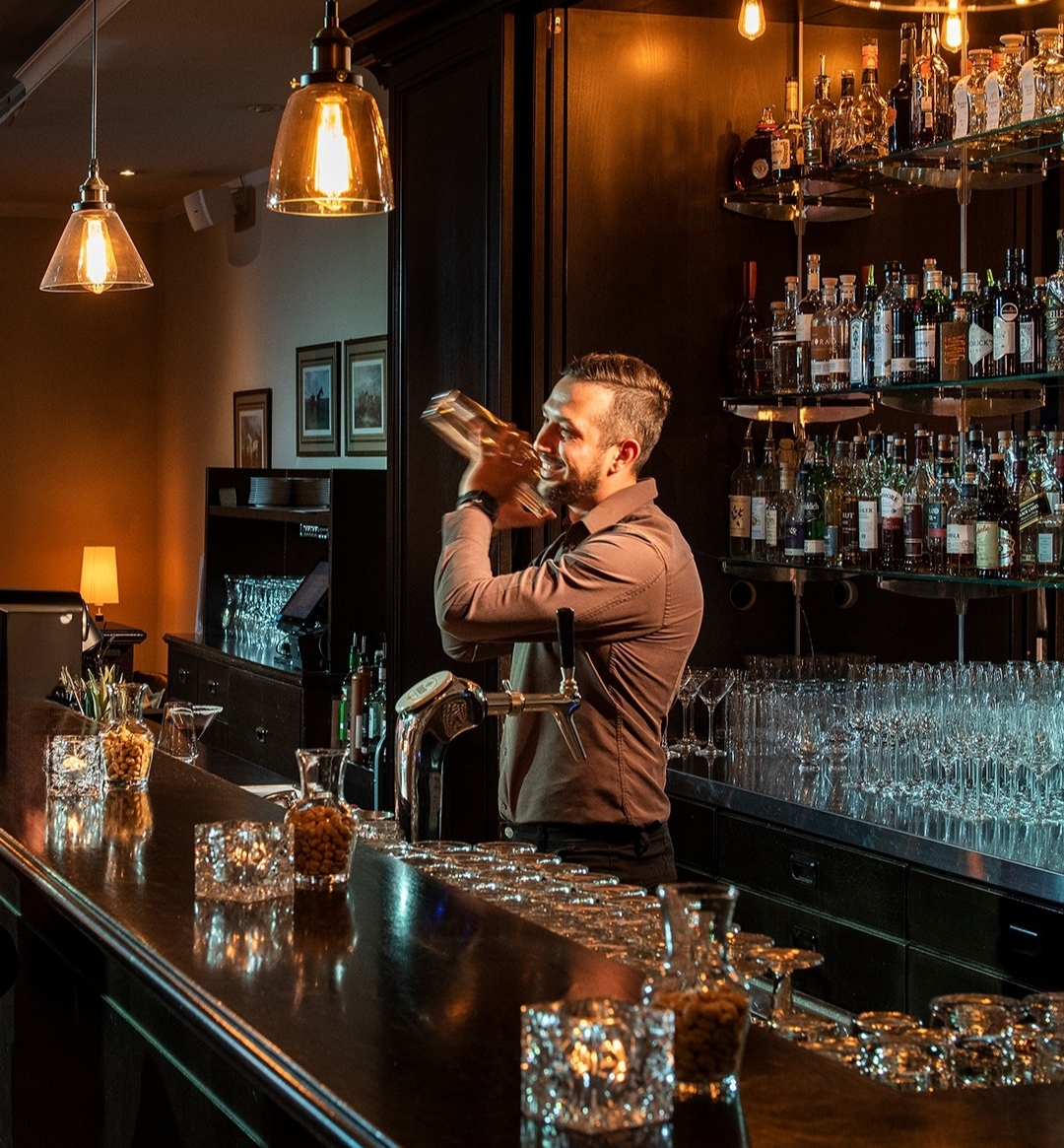 Gästebegrüßung in der Hotelbar mit Susi Erdmann - Rodeln und Bob