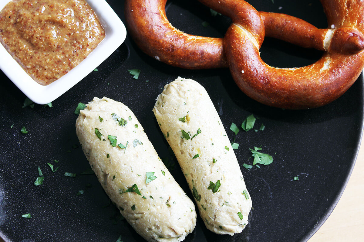 Merenda di Capodanno con zuppa di gulasch e salsiccia bianca bavarese image
