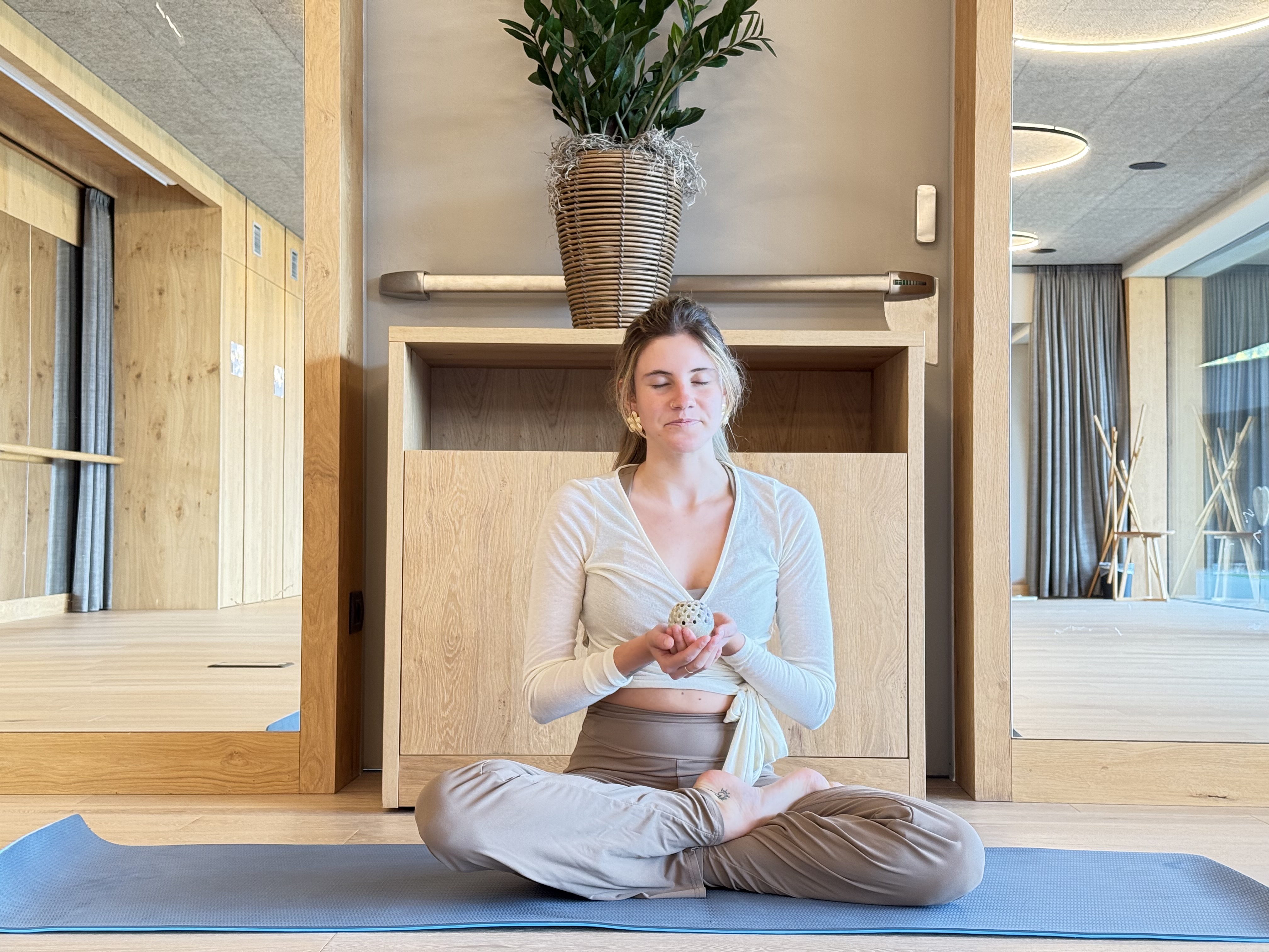 Ashtanga Sunsalutation flow with Jana in the meditation room