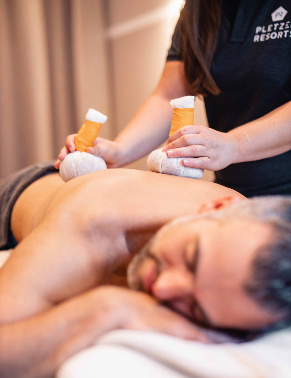 Herbal Stamp Massage