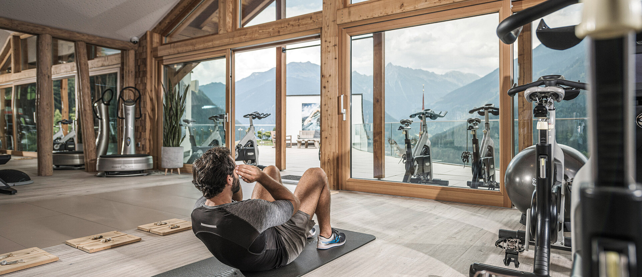 Morning Power: Full Body Workout im Fitnessraum – mit Christoph