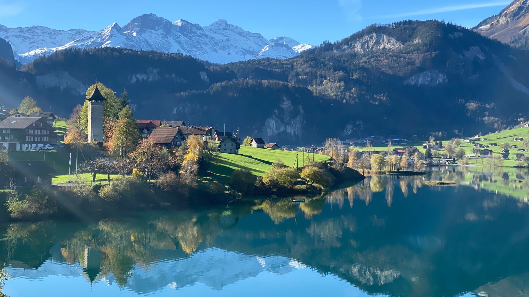 Fischen am türkisblauen Bergsee image