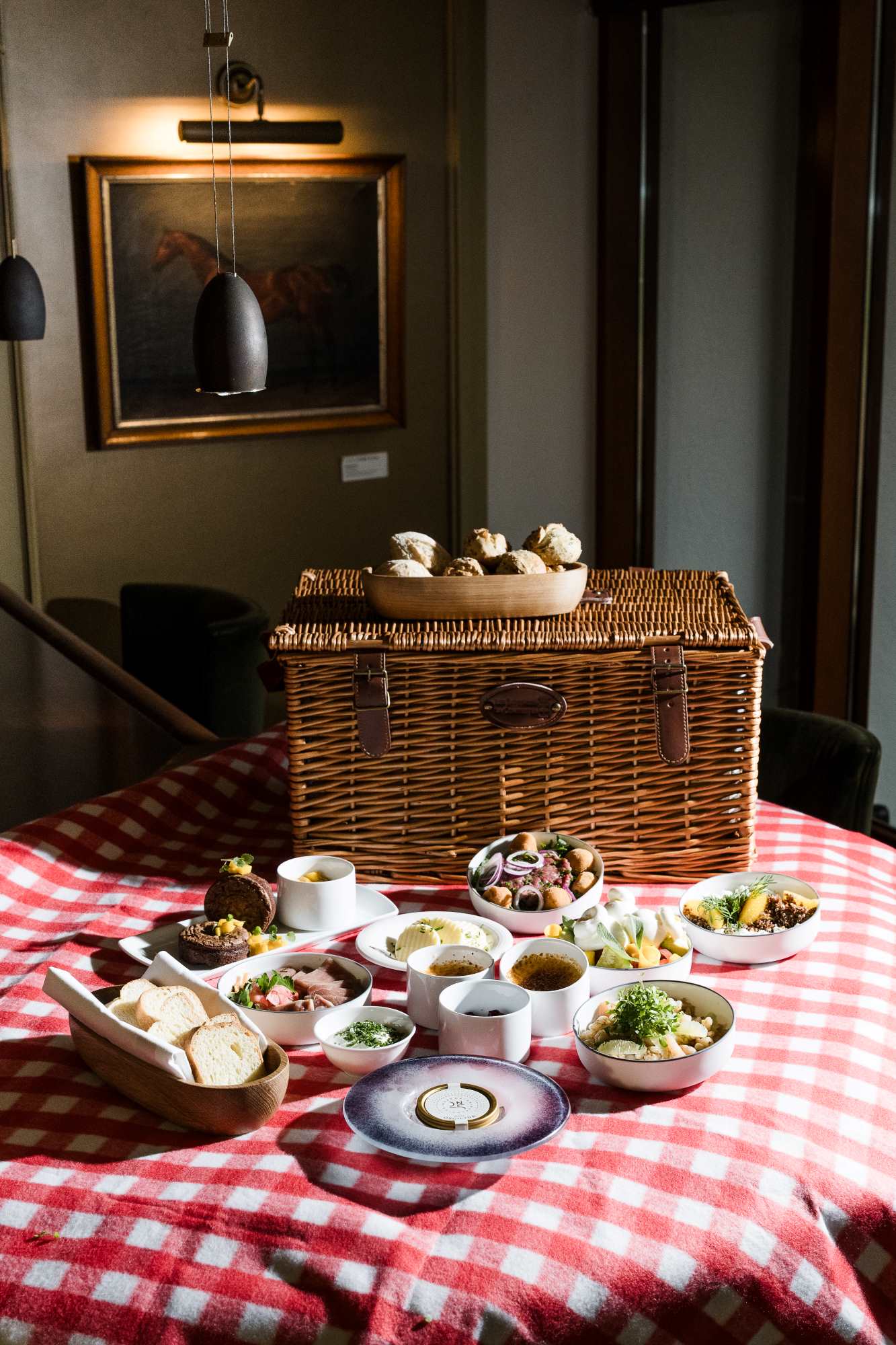 Picnic basket "The golden stag"
