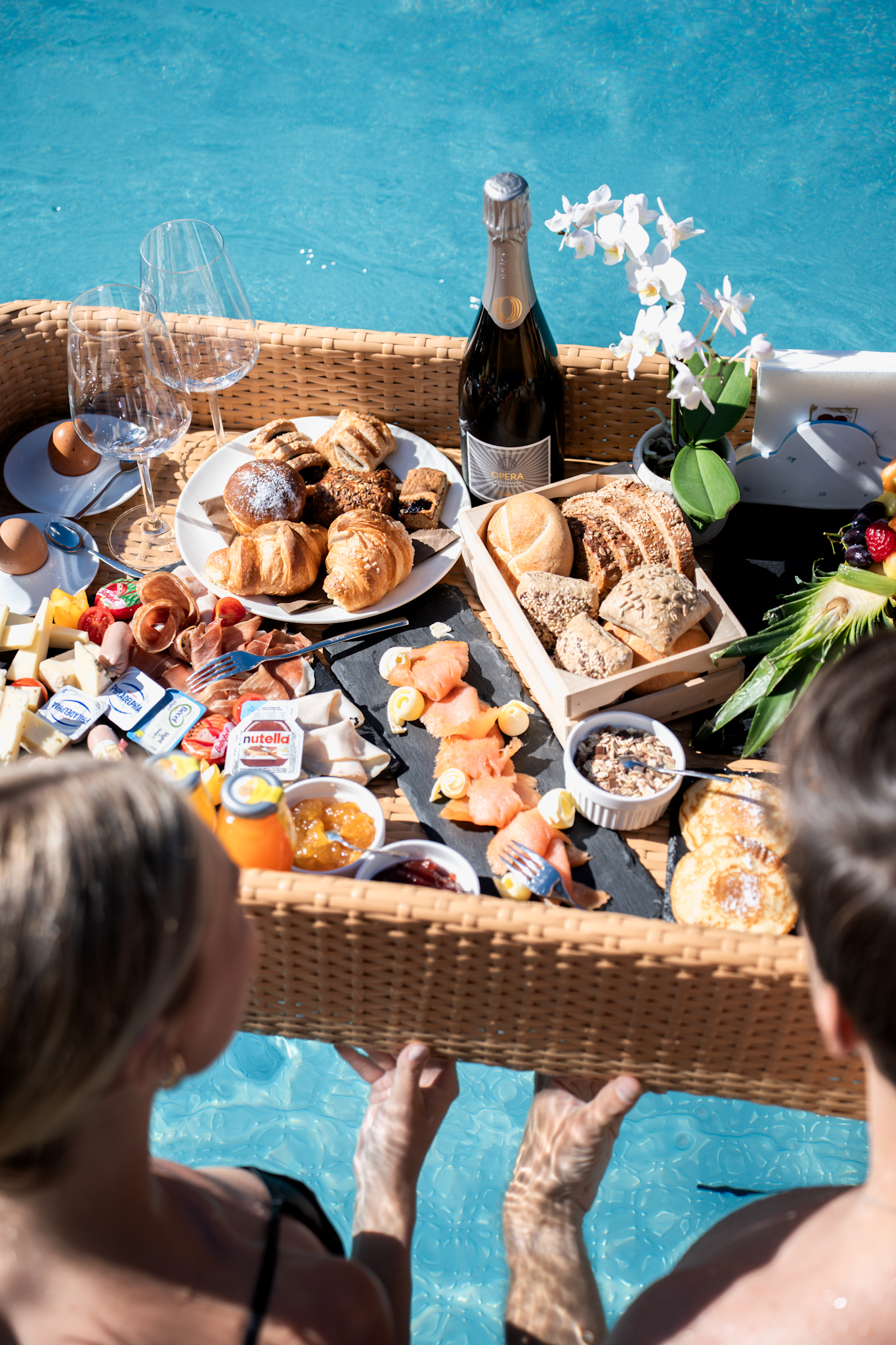 Private aperitif in the swimming pool/ wellness area