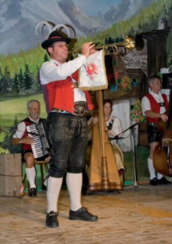 Tyrolean evening with lots of tradition and folk music