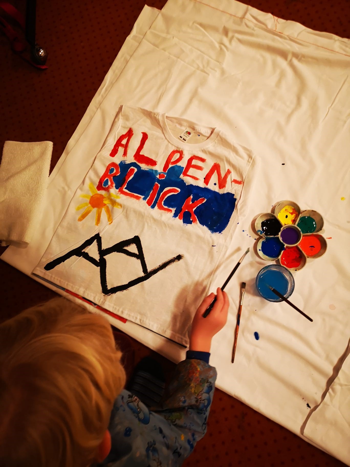 T-Shirt bemalen mit Kinderbetreuung Silvia